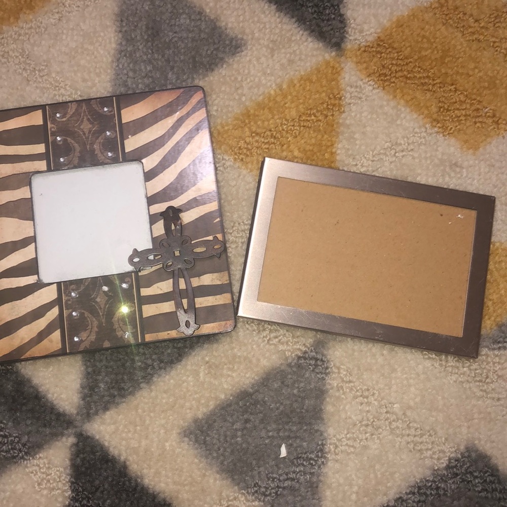 2 picture frames, great condition